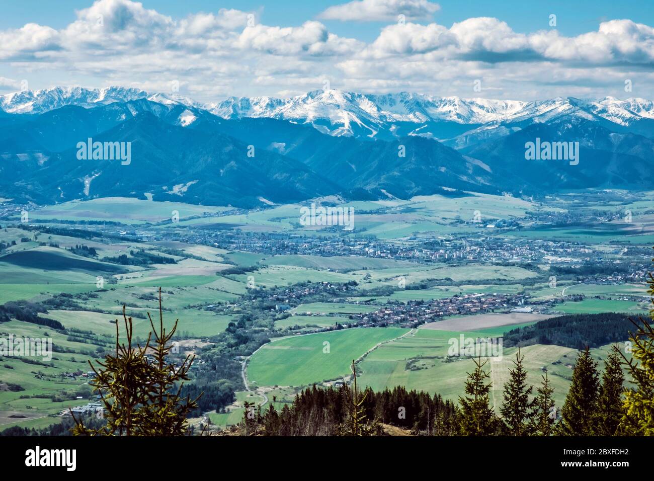 Bassa Tatra e bacino del Liptov dalle montagne di Tatra Ovest, repubblica Slovacca. Tema escursionistico. Scena naturale stagionale. Foto Stock