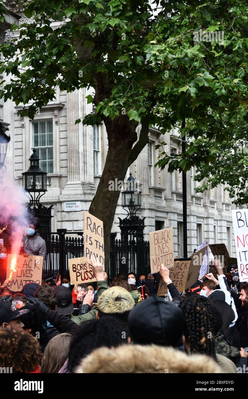 Londra 6 giugno 2020. La protesta delle vite nere sta avvenendo proprio ora tra Piazza del Parlamento e Downing Street. BlackLivesMatterUK Foto Stock