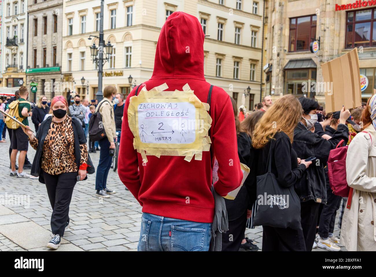 Wroclaw, Polonia, 06.06.2020 - giovane uomo con parole sulla schiena circa mantenere la distanza di due metri, distanza sociale sulla protesta pacifica polacco contro raci Foto Stock