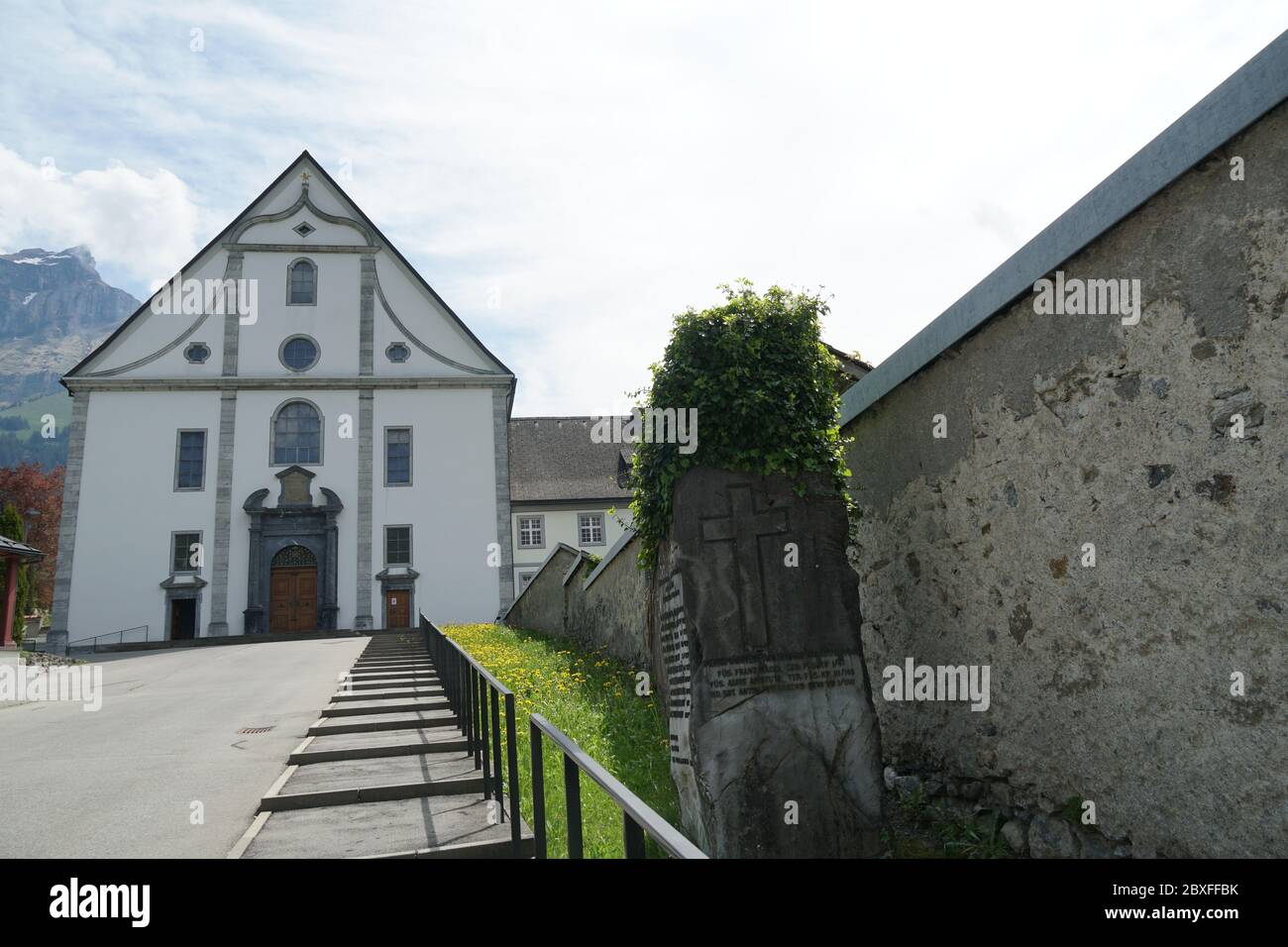 Engelberg / Svizzera - 05 09 2020: Un cancello d'ingresso, la facciata o la porta dell'abbazia di Engelberg, monastero benedettino e un muro di pietra che confina con il groun Foto Stock