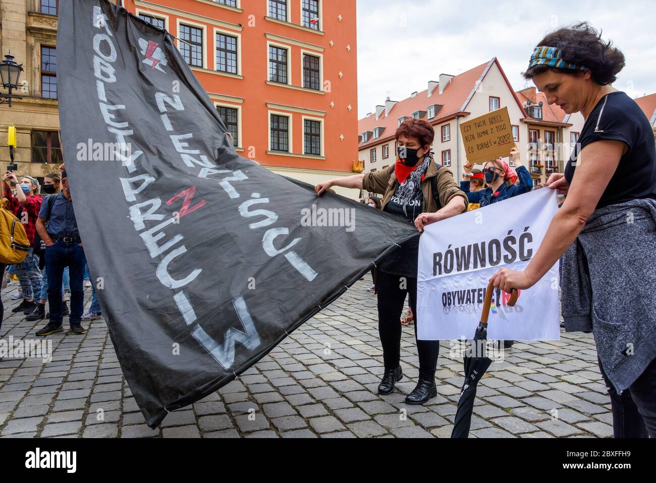 Wroclaw, Polonia, 06.06.2020 - femministe con poster 'donne contro l'odio' sulla protesta pacifica polacca contro il razzismo e l'odio nella città di Wroclaw. Foto Stock