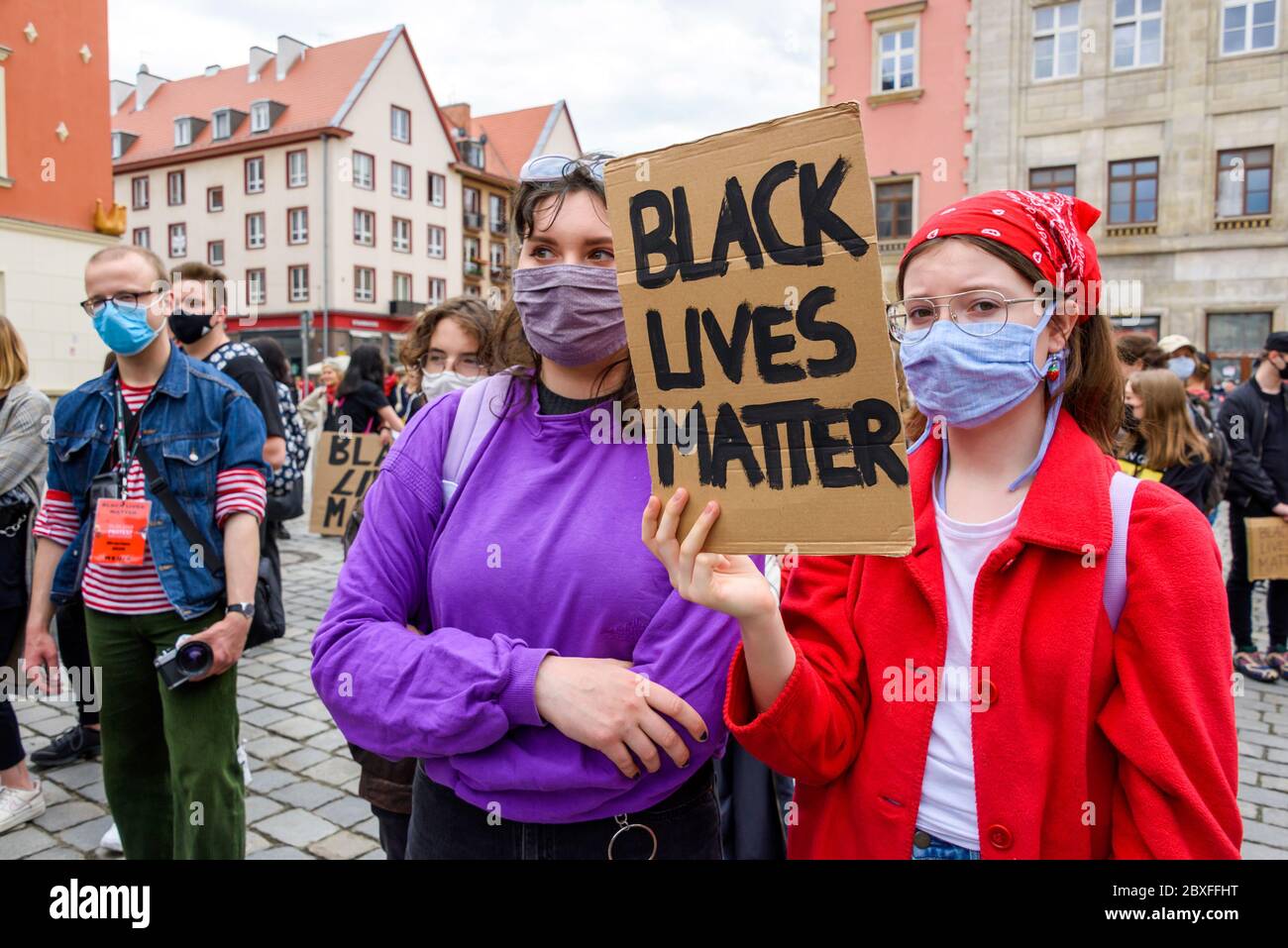 Wroclaw, Polonia, 06.06.2020 - i giovani hanno un poster con le parole 'Black Lives Matter' sulla protesta pacifica e polacca contro il razzismo e l'odio a Wrocl Foto Stock