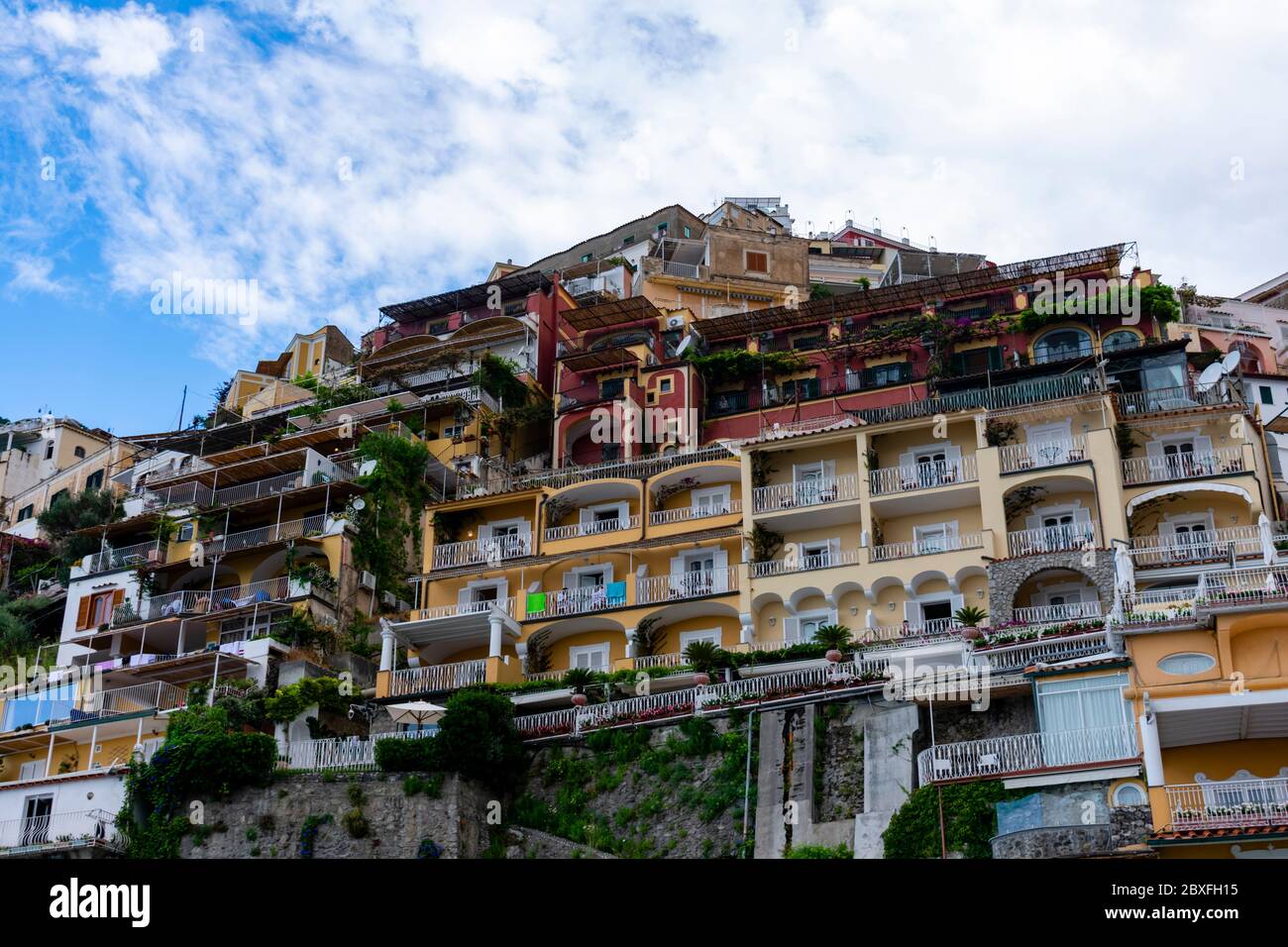 Italia, Campania, Positano - 14 Agosto 2019 - Vista dei caratteristici edifici di Positano Foto Stock