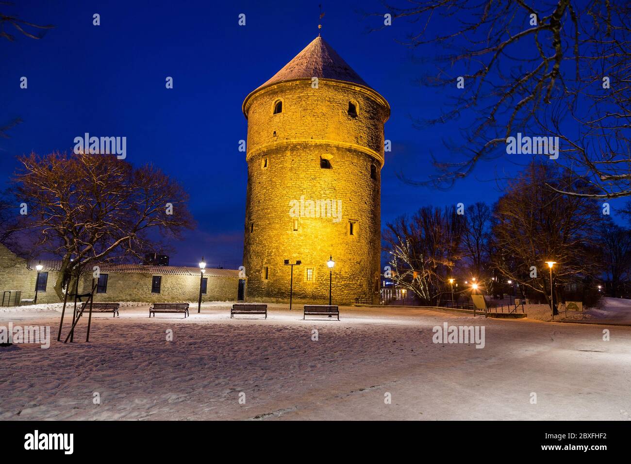 L'esterno del Museo Kiek in de Kök a Tallinn al mattino. Questa è una delle molte antiche Torri medievali ancora rimaste in città. Foto Stock