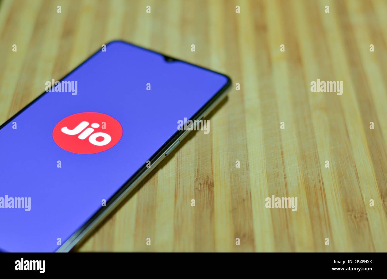 Mumbai, India, 2020. Disposizione piatta che mostra la landing page dell'app Reliance Jio sullo schermo mobile. L'utilizzo di Internet è aumentato di più volte durante Corona Virus Foto Stock