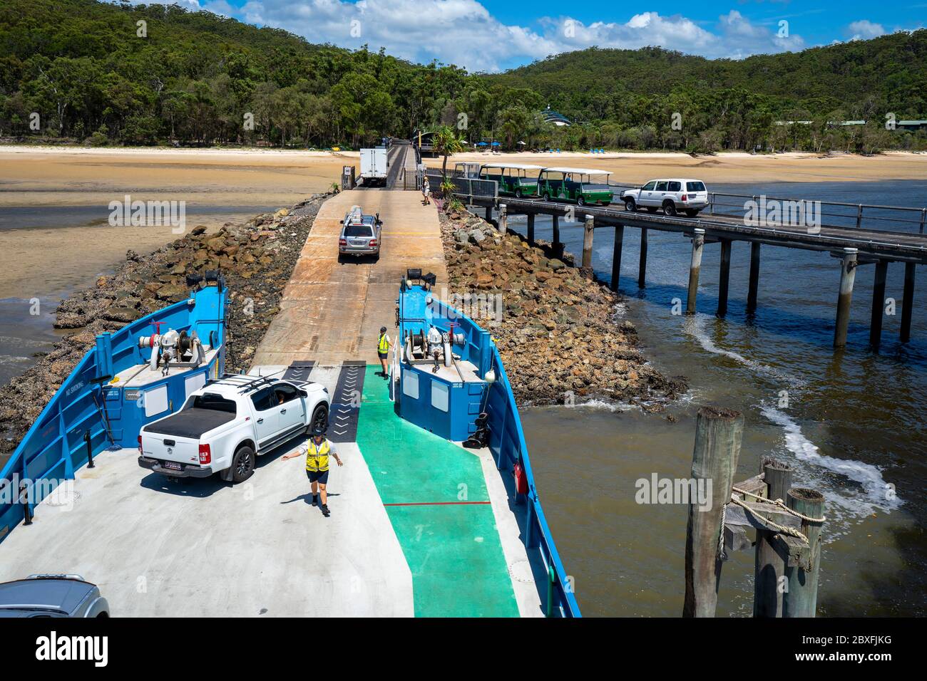 Scarico di chiatte per veicoli presso Kingfisher Bay Resort, Fraser Island, Hervey Bay, Queensland, Australia Foto Stock