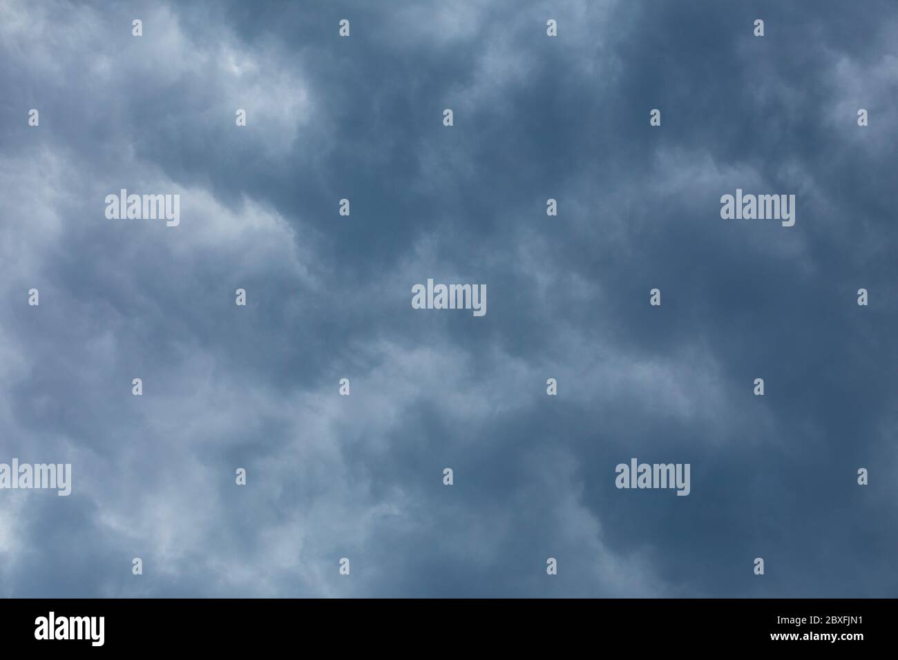 Nuvole grigie che coprono il cielo Foto Stock
