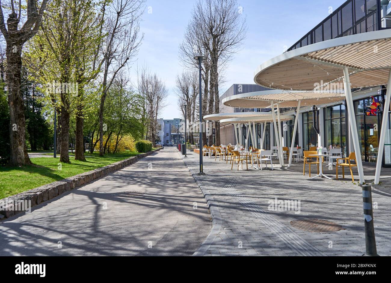 Tavolo e sedie nel caffè all'aperto Foto Stock