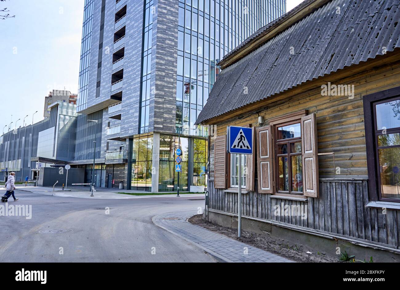 Vecchio edificio nel nuovo quartiere degli affari Foto Stock