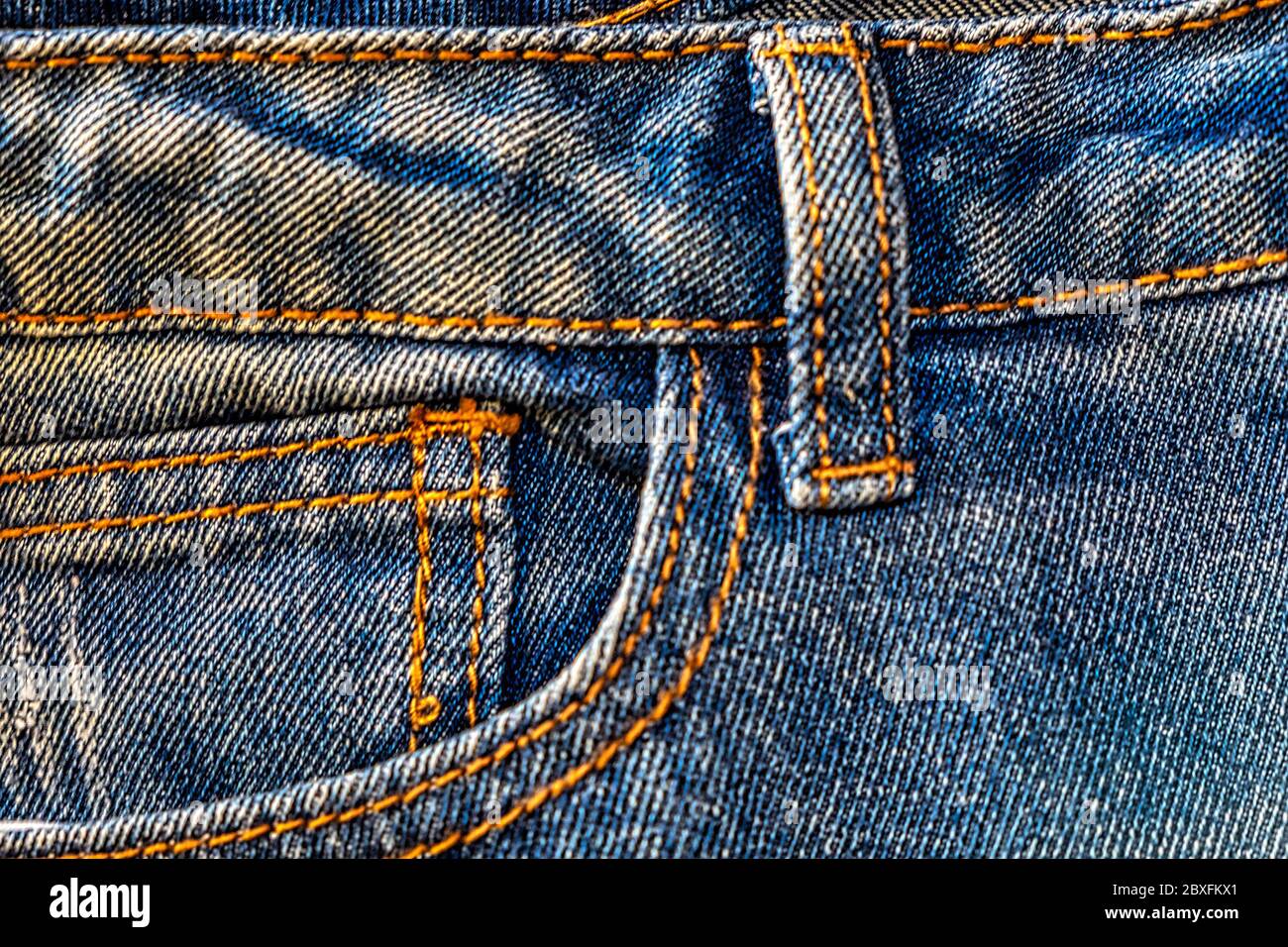 Jeans blu sbiancato Guarda i dettagli del design della tasca senza rivetti e cuciture Vista ravvicinata Foto Stock
