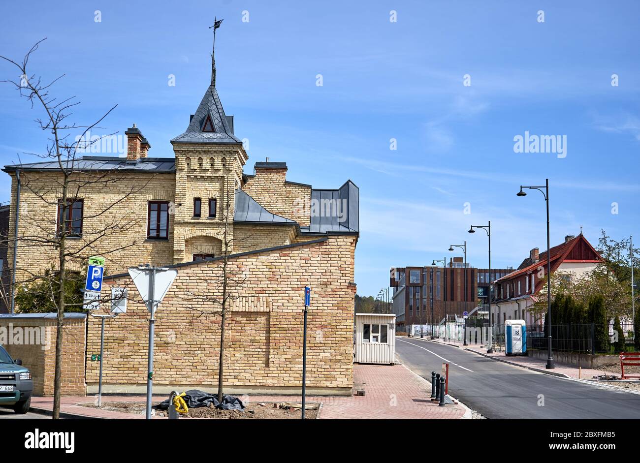 Vecchio edificio e nuova strada alla fine della città vecchia di Vilnius Foto Stock