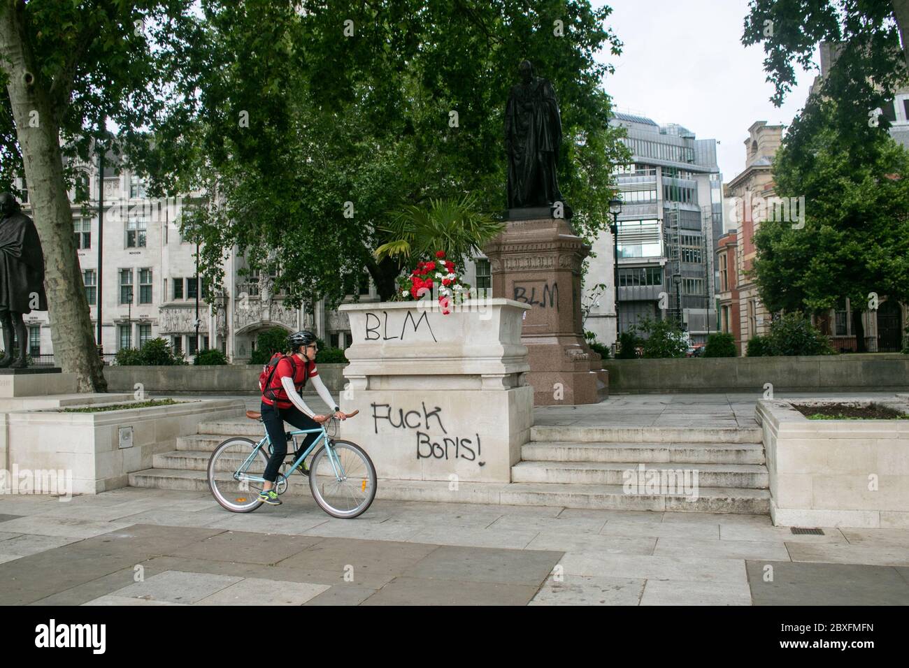 WESTMINSTER LONDON, REGNO UNITO. 7 giugno 2020. Un ciclista passa davanti a monumenti in Piazza del Parlamento che sono stati deaffrontati a seguito di un raduno di Black Lives Matter nel centro di Londra che poi diventa violento. I manifestanti sono venuti in solidarietà dopo la morte dell'afroamericano George Floyd, morto il 25 maggio nella cucina della polizia a Minneapolis, Minnesota, che ha scatenato rivolte in tutto il mondo e manifestazioni diffuse in America. Credit: amer Ghazzal/Alamy Live News Foto Stock