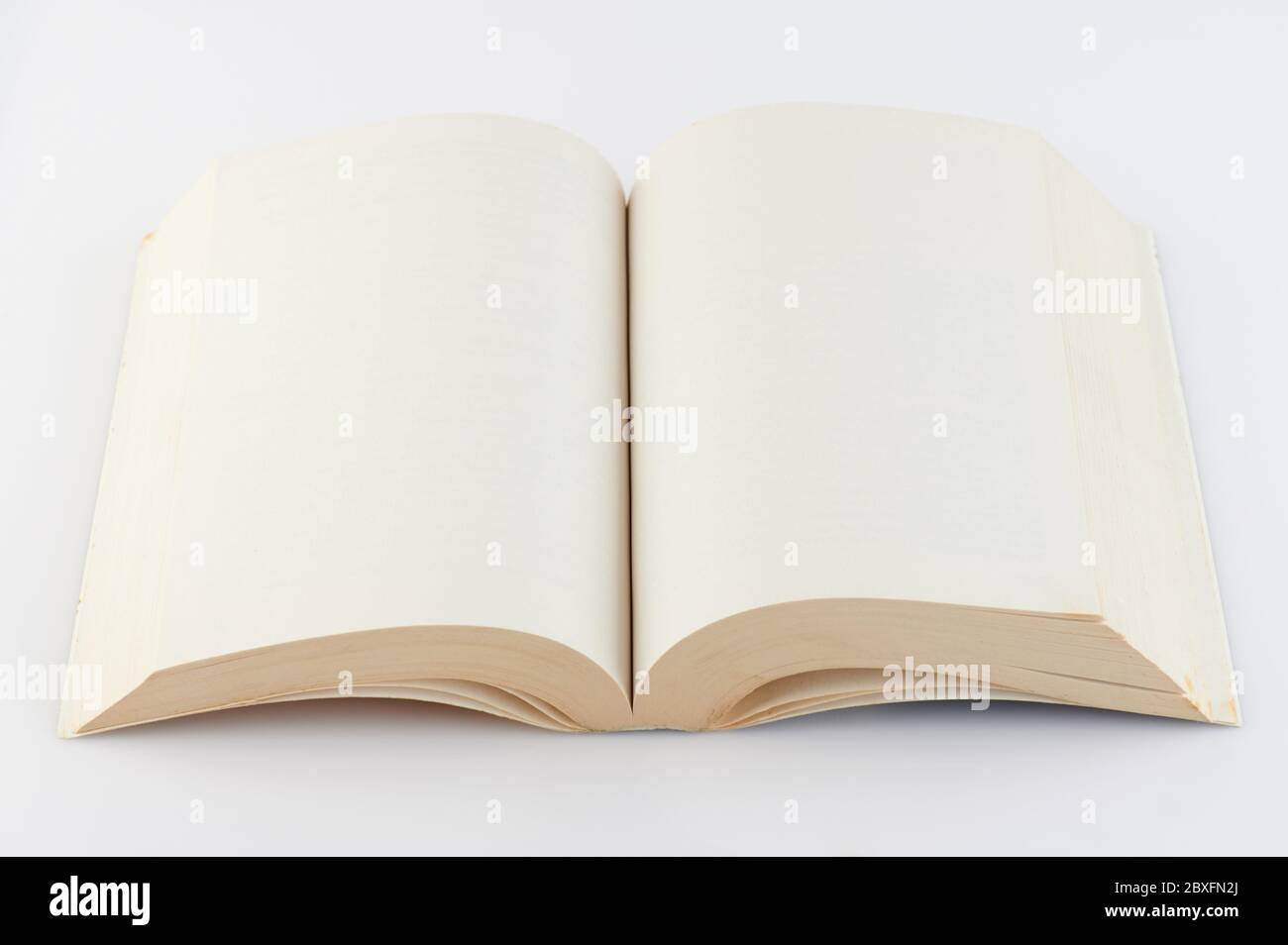 Apri libro con pagine di colore beige isolate su sfondo bianco Foto Stock