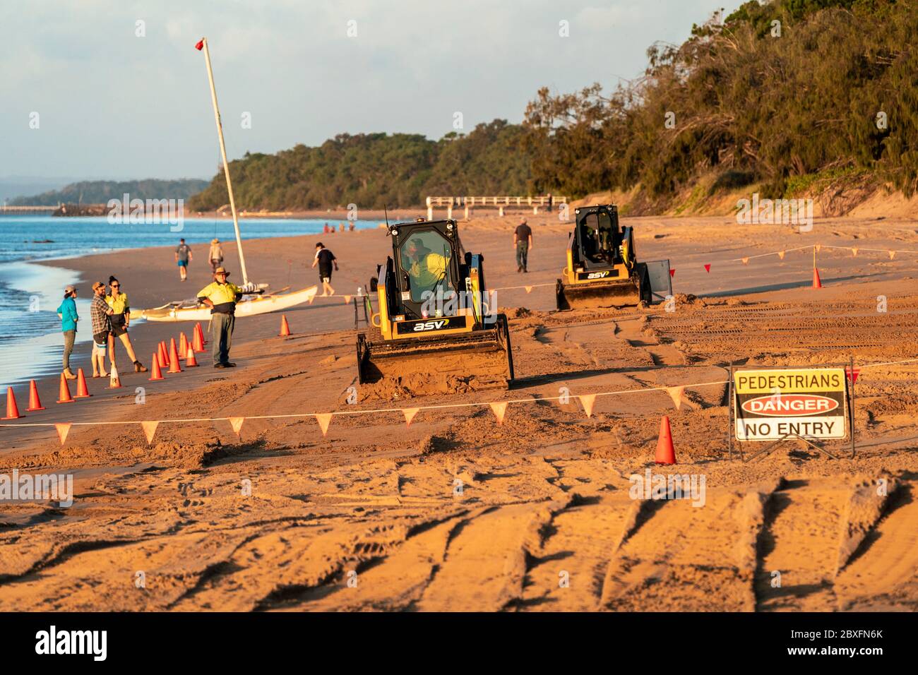 Macchine che intraprendono il restauro della spiaggia e il controllo dell'erosione. Scarness Beach Hervey Bay Foto Stock