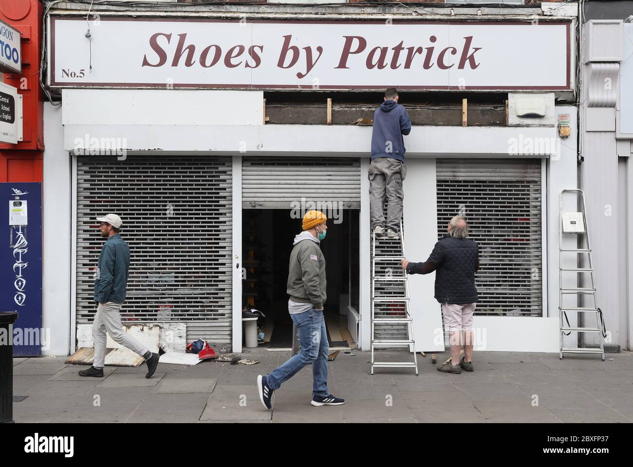 La gente passa davanti al negozio The Shoes by Patrick di Dublino in vista della sua riapertura, mentre la seconda fase della mappa stradale irlandese per il recupero del coronavirus inizierà lunedì come previsto, insieme ad altre misure originariamente previste per le fasi successive. Foto Stock