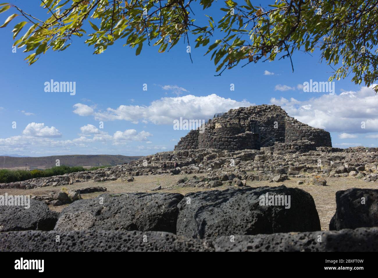 2: Le torri della Sardegna - Nuraghi. Nuraghi, le enormi e enigmatiche torri di pietre costruite dall'antica civiltà più di 5000 anni fa Foto Stock
