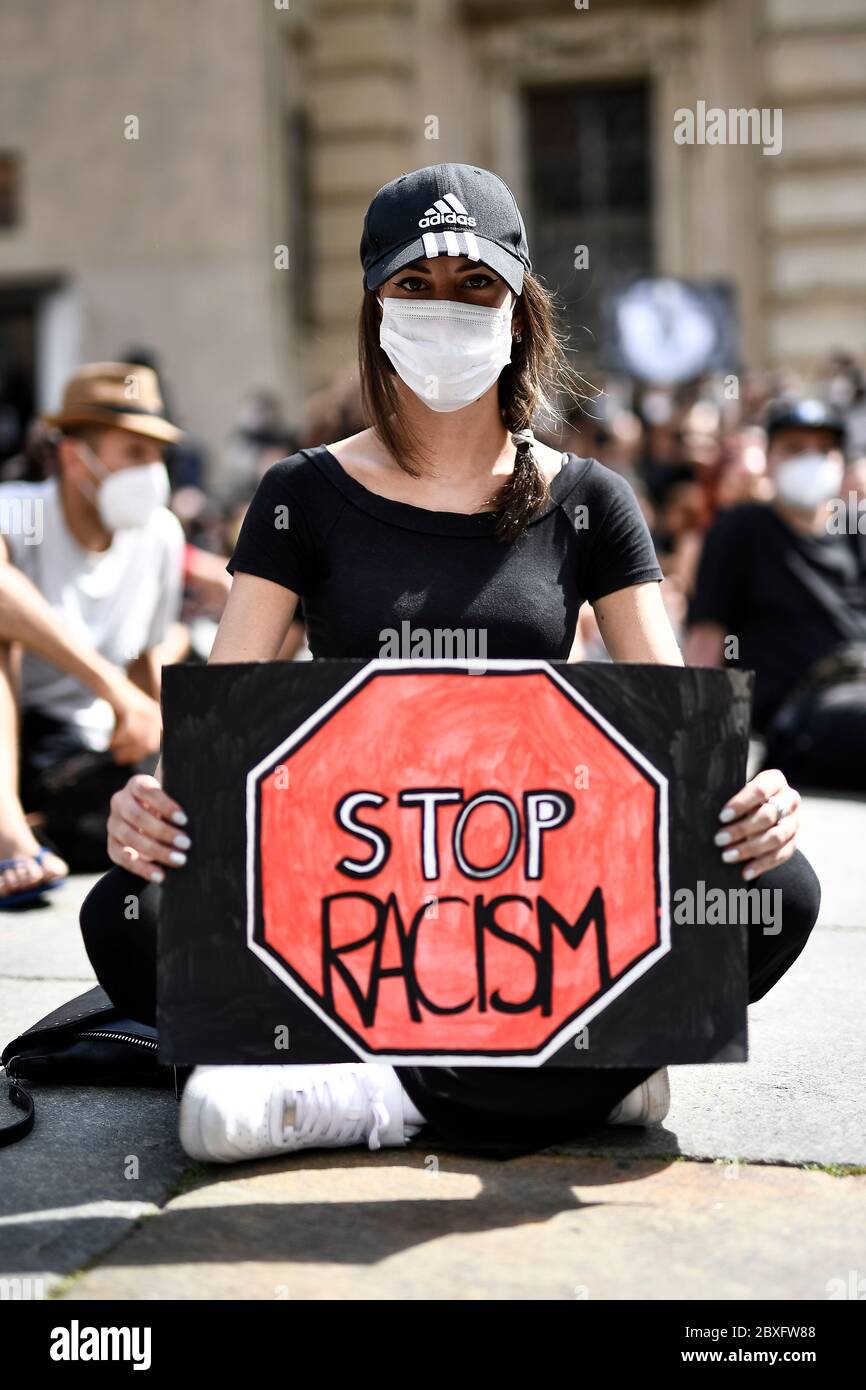 Torino, Italia. 06 giugno 2020. TORINO, ITALIA - 06 giugno 2020: Un manifestante tiene un cartello con la voce "Stop razzismo" durante una manifestazione che chiede giustizia a George Floyd, morto il 25 maggio dopo essere stato trattenuto dalla polizia a Minneapolis, USA. La gente ha protestato pacificamente a Torino per mostrare solidarietà con il movimento anti-razzismo Black Lives Matter negli Stati Uniti e altrove. (Foto di Nicolò campo/Sipa USA) Credit: Sipa USA/Alamy Live News Foto Stock