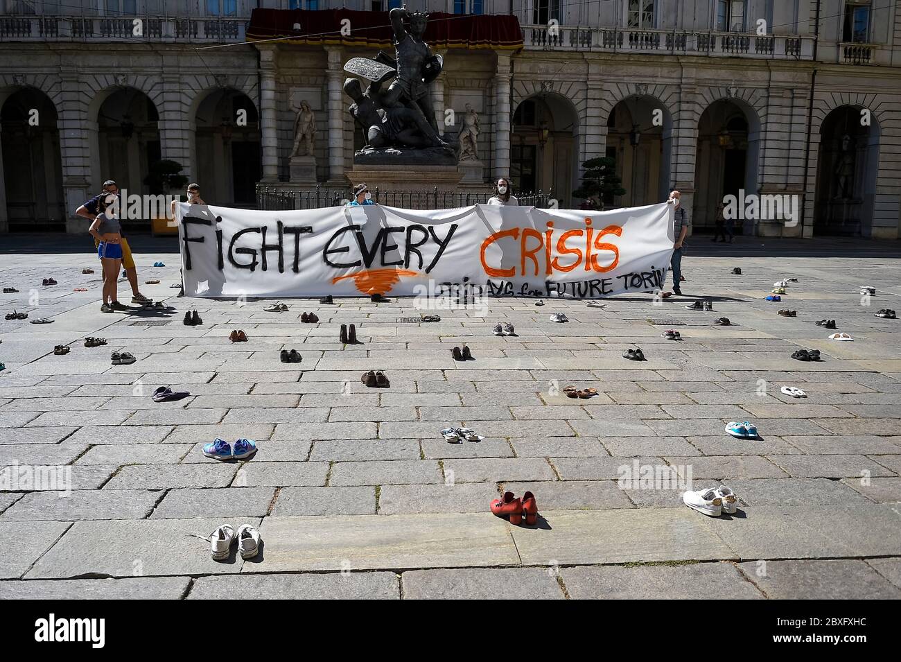 Torino, Italia - 05 giugno 2020: I manifestanti hanno un banner con la scritta "combatti ogni crisi" durante un venerdì per una futura dimostrazione, uno sciopero climatico mondiale contro l'inazione governativa verso il crollo climatico e l'inquinamento ambientale. Credit: Nicolò campo/Alamy Live News Foto Stock