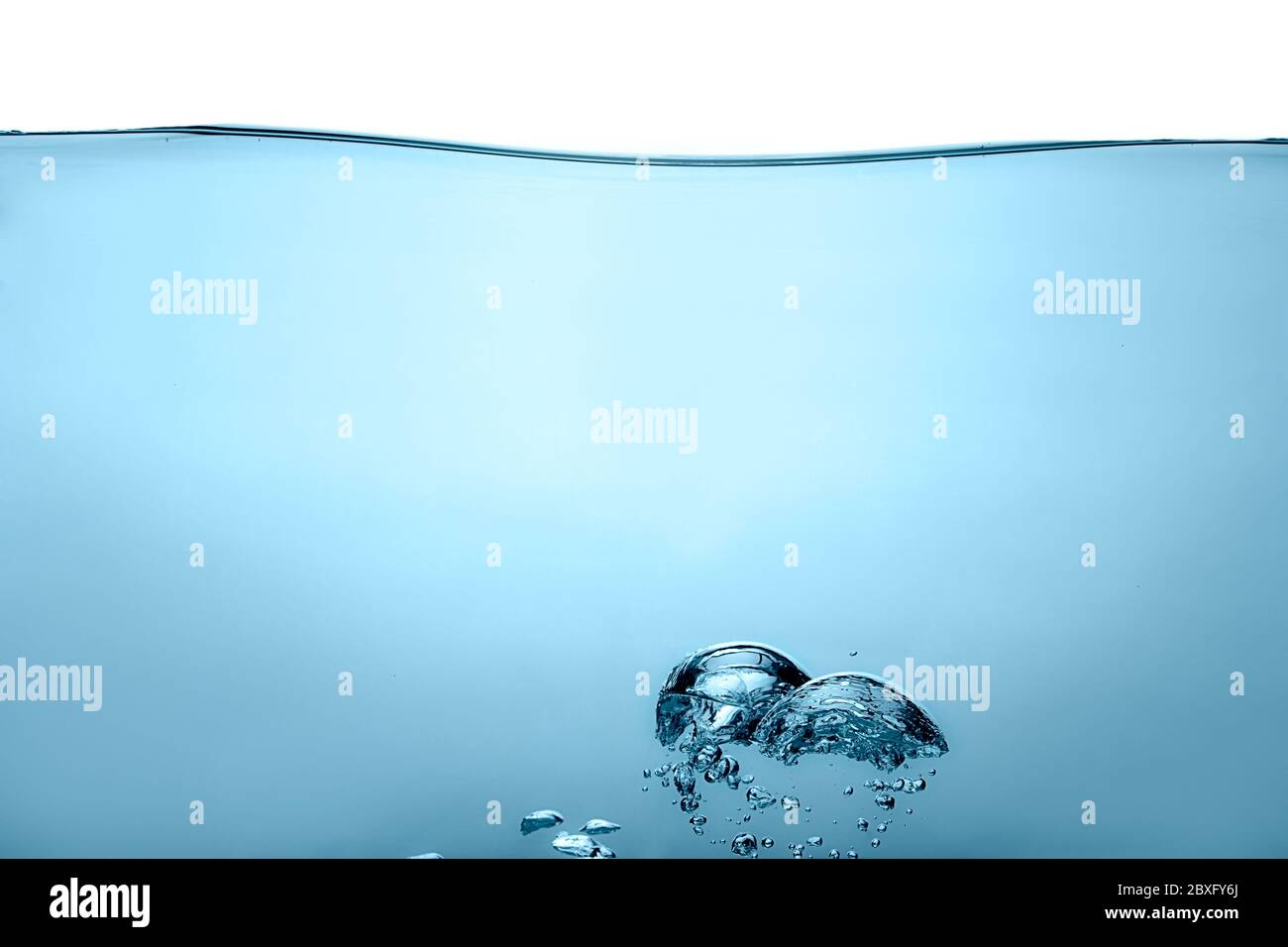 Bolle di ossigeno nell'acqua blu Foto Stock