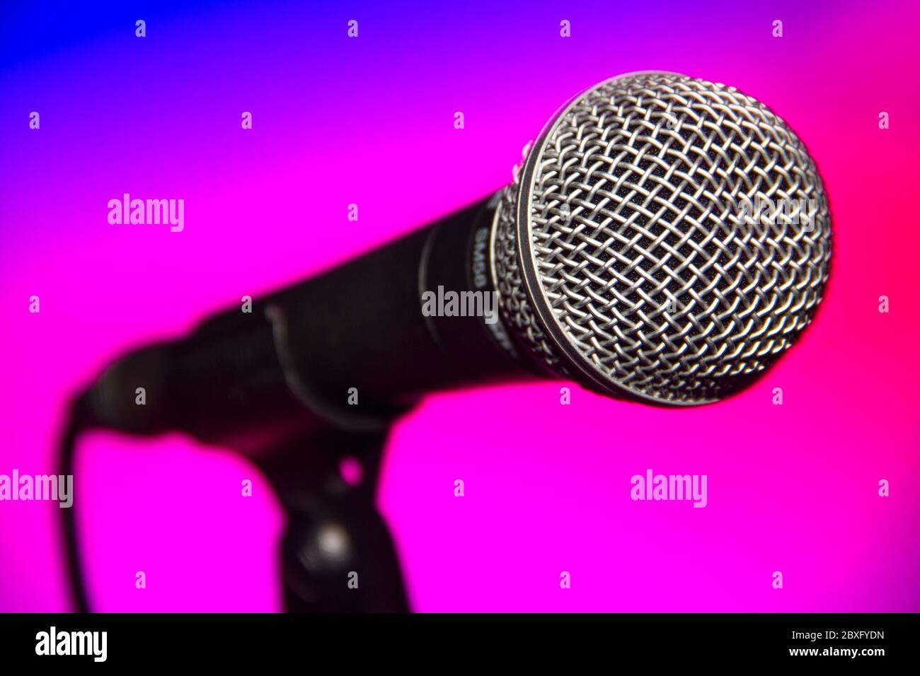 Cantare dal vivo con microfono a voce libera dall'aria rispliva il gig dinamico sm58 a microfono aperto Foto Stock