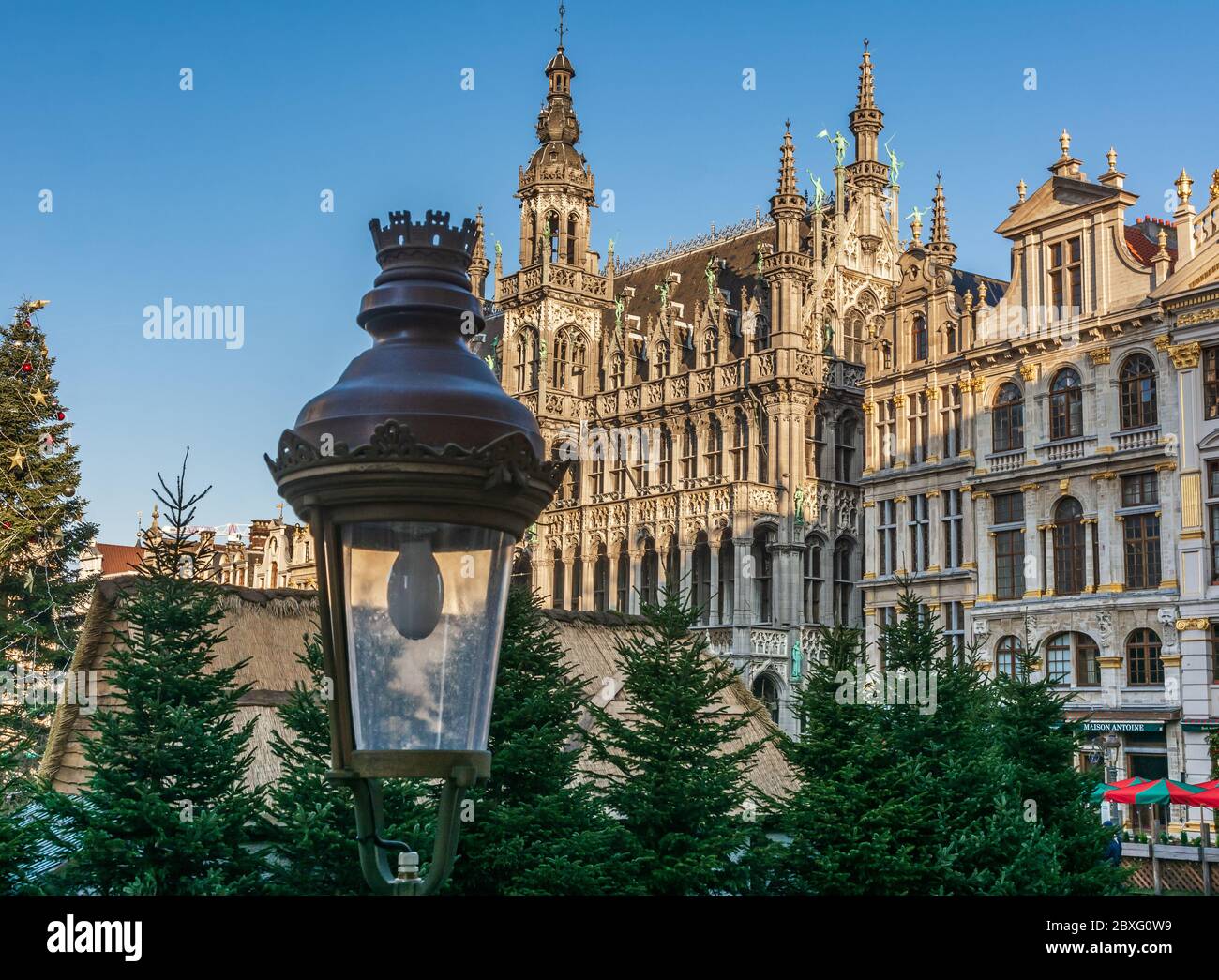 Facciata della Maison du Roi: Un palazzo gotico della Grand Place nel centro storico di Bruxelles, Belgio, Europa - 1 gennaio 2020 Foto Stock