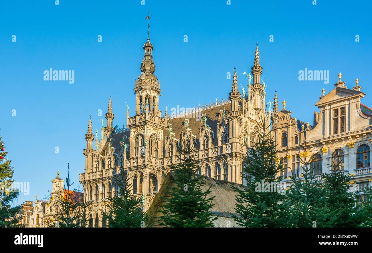 Facciata della Maison du Roi: Un palazzo gotico della Grand Place nel centro storico di Bruxelles, Belgio, Europa - 1 gennaio 2020 Foto Stock