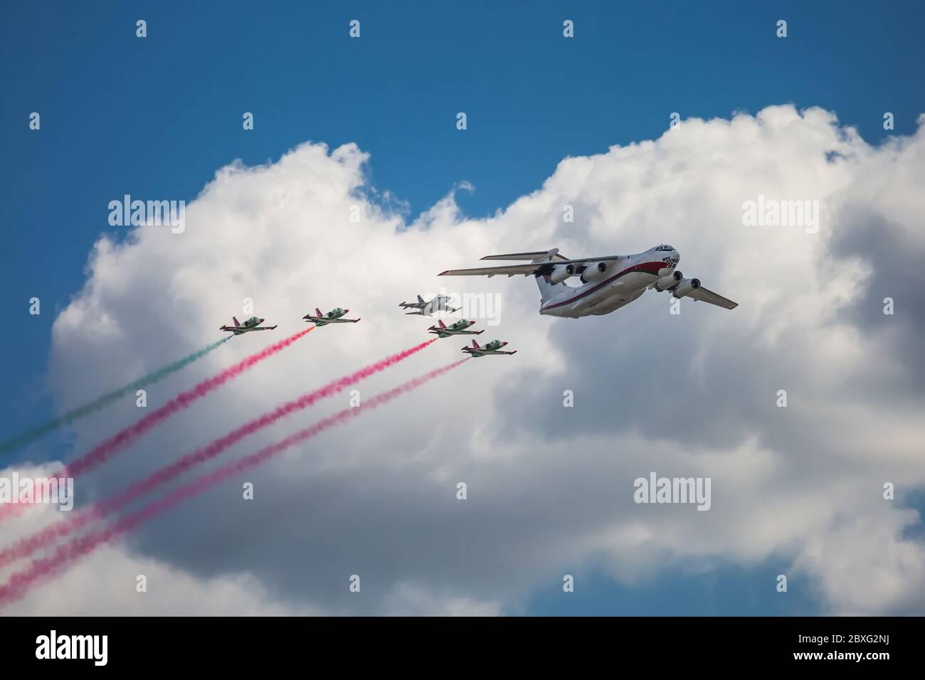 Aerei militari in occasione della celebrazione del 75° anniversario della vittoria nella Grande Guerra Patriottica, parata del 9 maggio a Minsk, Bielorussia. Foto Stock