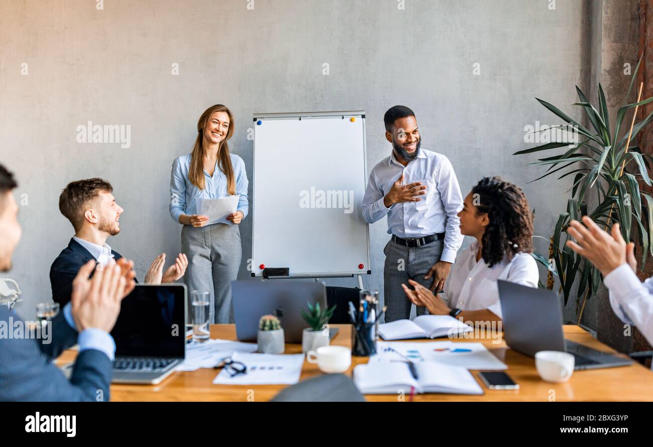 Il team aziendale Applaubing dopo la presentazione di avvio riuscita in Modern Office Foto Stock