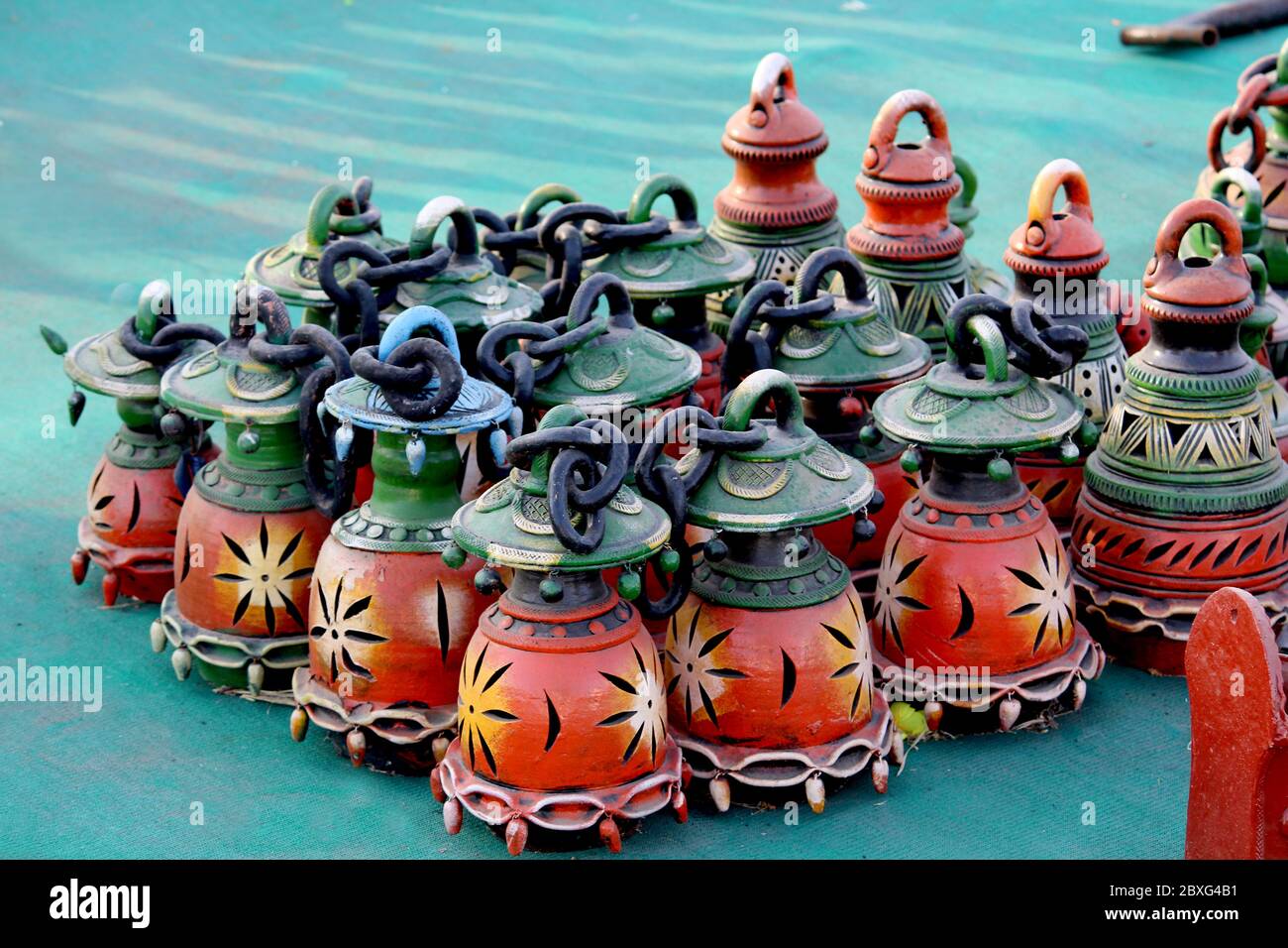 Lampada a lalten appeso decorativo, realizzata con fango di terra, decorazione artigianale tradizionale in argilla di lalten nel mercato indiano Foto Stock