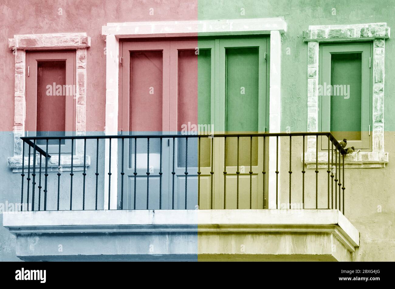 Le immagini delle porte e delle finestre sono decorate in colori quadrante. Foto Stock