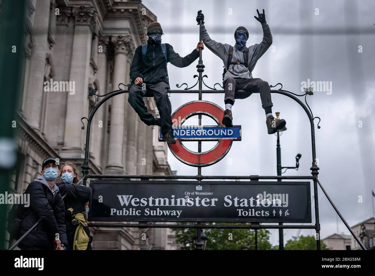 Migliaia di attivisti e sostenitori della Black Lives Matter (BLM) si riuniscono a Westminster, Londra, per protestare contro la morte di George Floyd negli Stati Uniti. Foto Stock