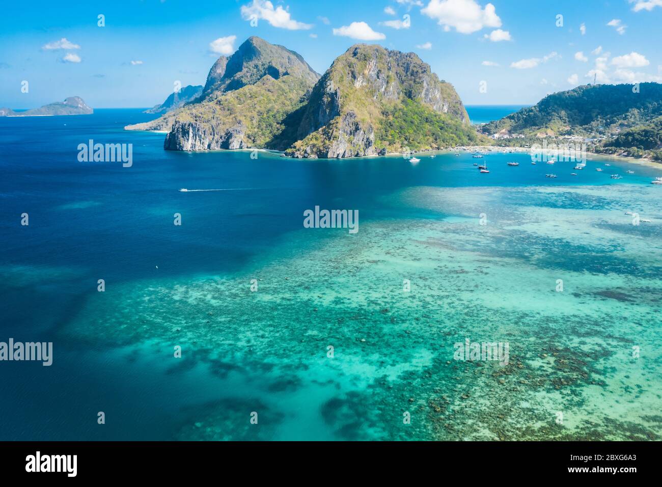 Una vista aerea della spiaggia di Corong con la laguna blu, El Nido, Palawan, Filippine Foto Stock