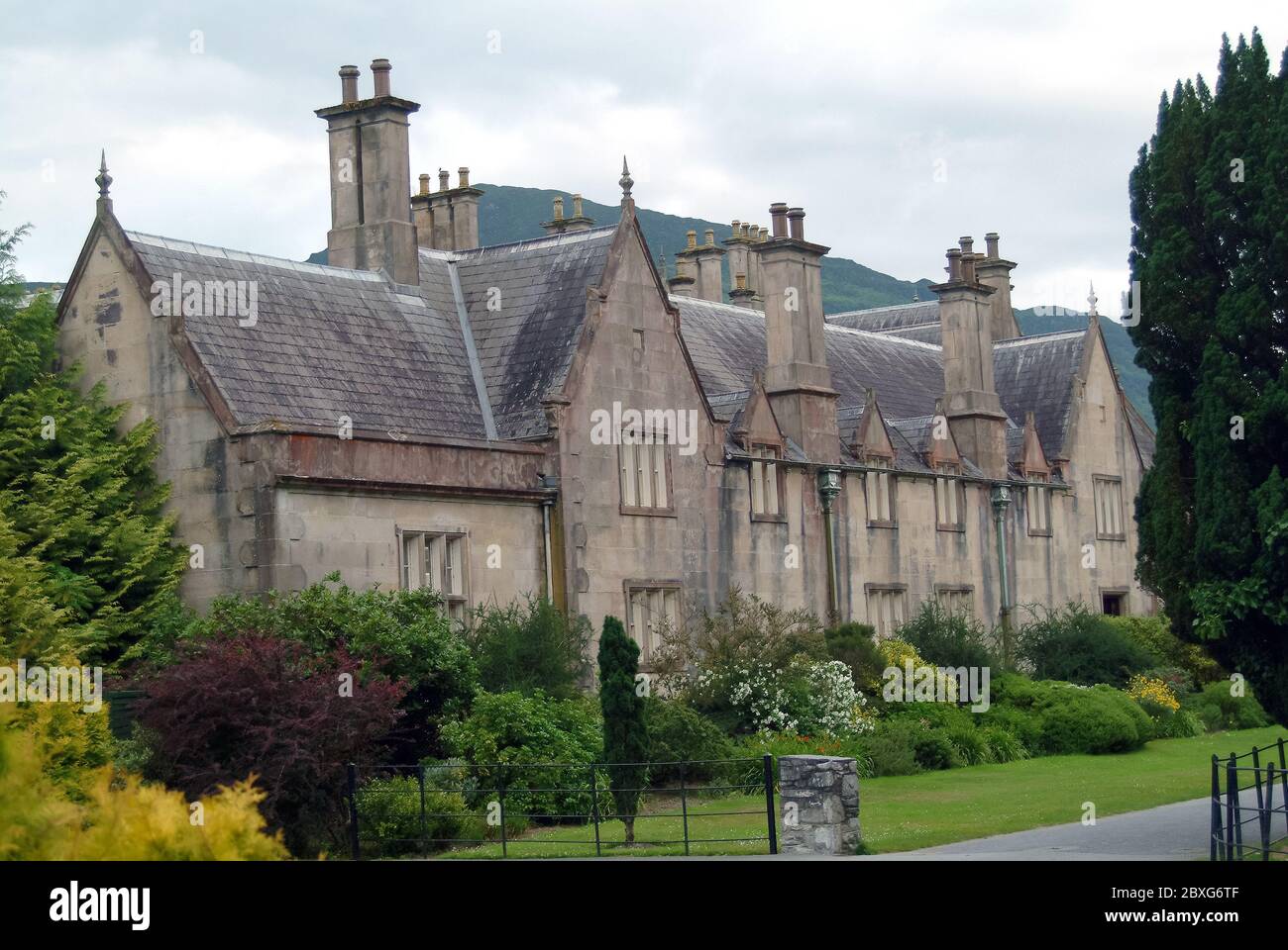 Muckross House, Teach Mhucris, County Kerry, Irlanda, Éire, Irland, Írország, Europa, progettato da William Burn e costruito nel 1843. Foto Stock