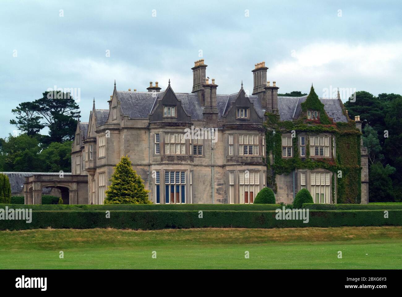 Muckross House, Teach Mhucris, County Kerry, Irlanda, Éire, Irland, Írország, Europa, progettato da William Burn e costruito nel 1843. Foto Stock