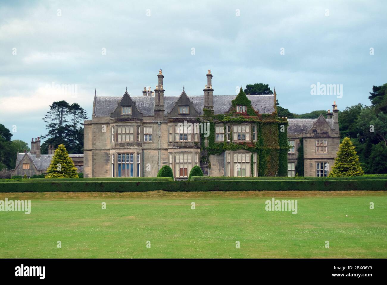Muckross House, Teach Mhucris, County Kerry, Irlanda, Éire, Irland, Írország, Europa, progettato da William Burn e costruito nel 1843. Foto Stock