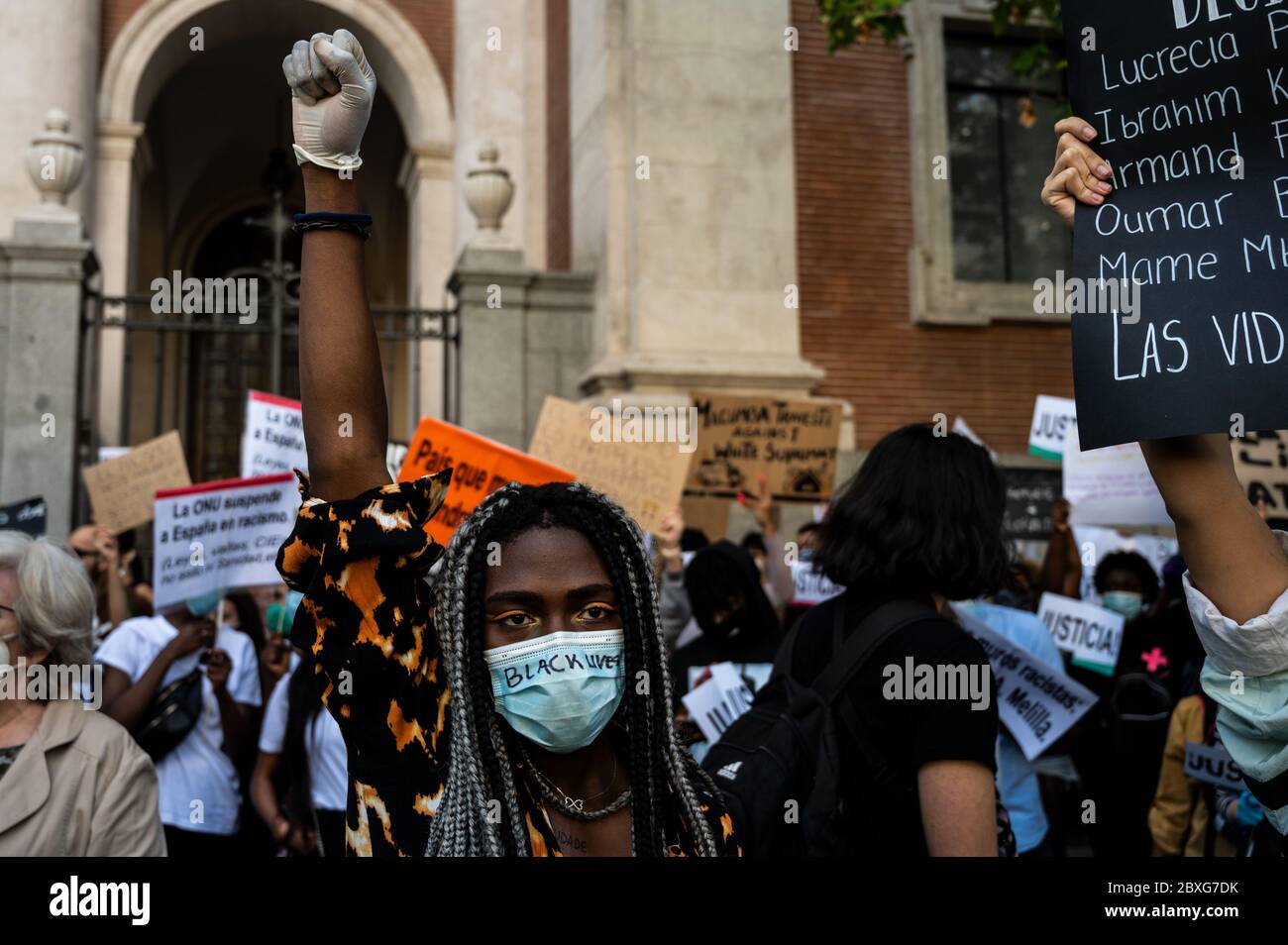 Madrid, Spagna. 07 giugno 2020. Madrid, Spagna. 7 giugno 2020. Una donna che indossa una maschera protettiva durante una dimostrazione Black Lives Matter davanti all'ambasciata degli Stati Uniti, protestando contro la morte di George Floyd, un uomo afro-americano morto mentre era sotto custodia della polizia di Minneapolis negli Stati Uniti. Il movimento Black Lives Matter ha ispirato manifestazioni di solidarietà in molti paesi del mondo dopo la morte di George Floyd. Credit: Marcos del Mazo/Alamy Live News Foto Stock