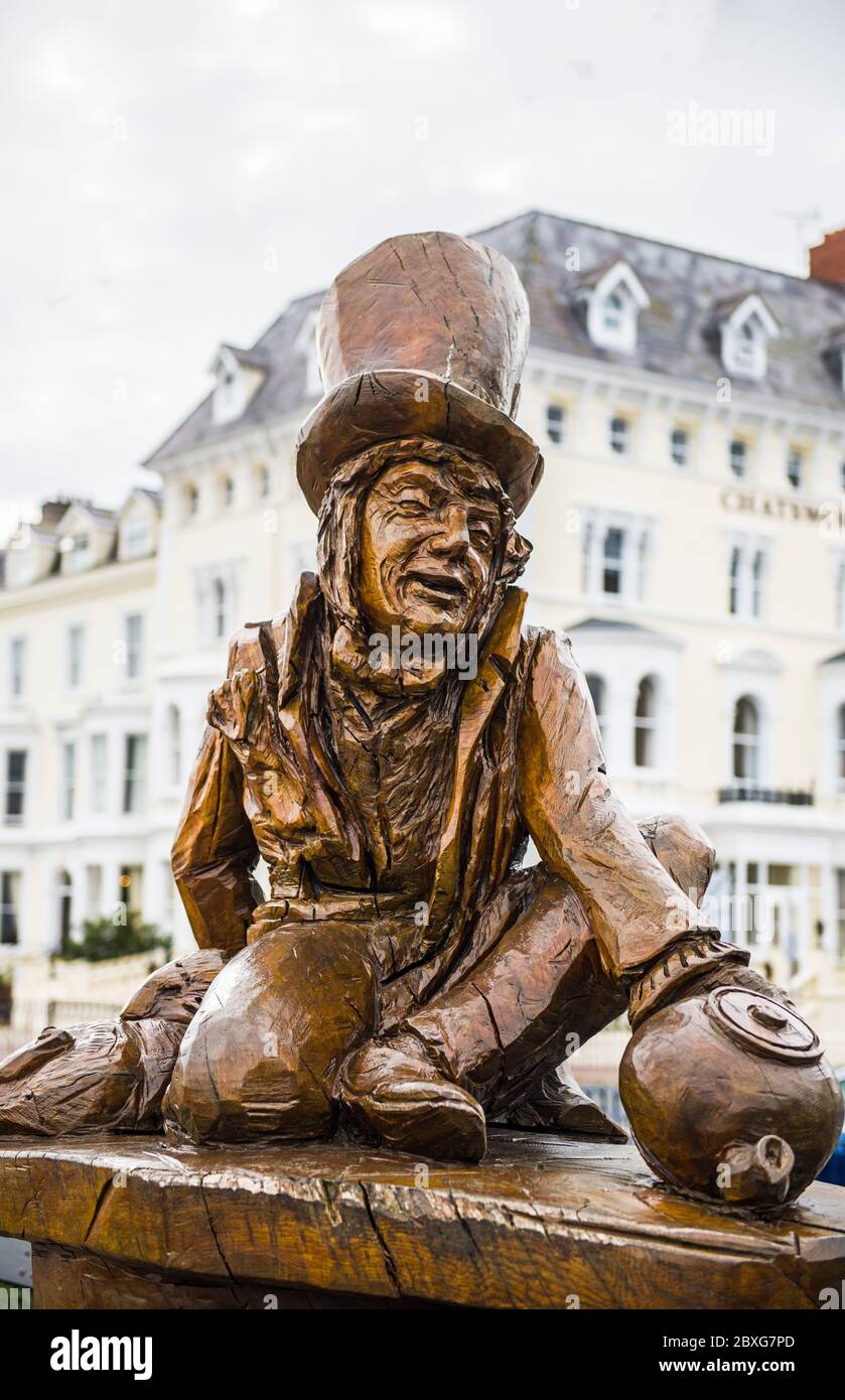 Statua del Mad Hatter, un personaggio creato da Lewis Caroll, sull'Esplanade di Llandudno, Galles del Nord Foto Stock