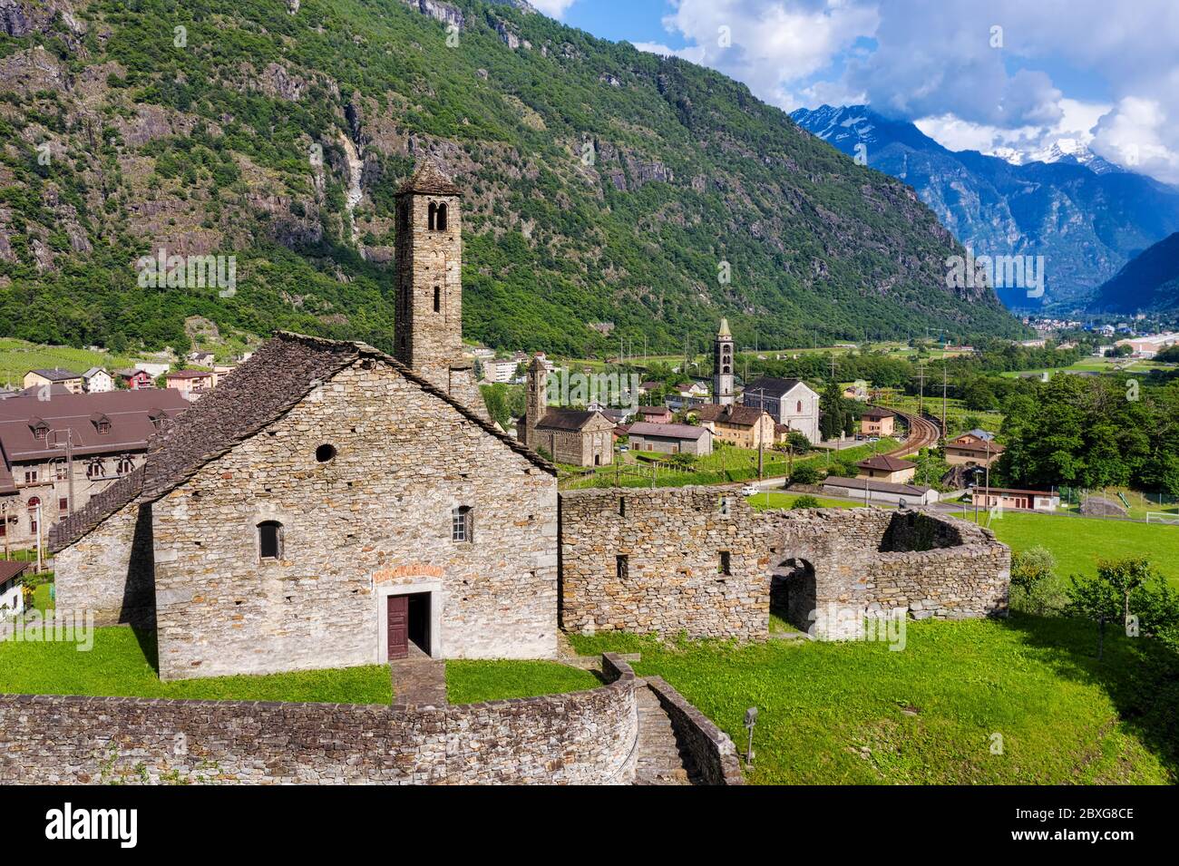 Storico borgo di Giornico famoso per le sue tre chiese medievali in stile romanico nella valle della Leventina, Canton Ticino, alpi svizzere, Svizzero Foto Stock