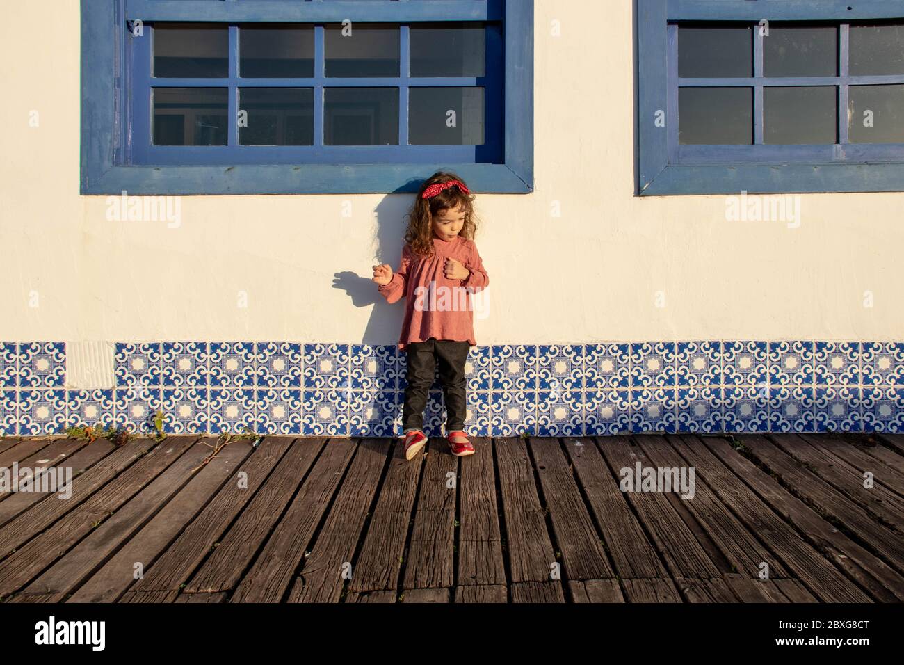 Ragazza in piedi su una passerella in legno, Armacao dos Buzios, Rio de Janeiro, Brasile Foto Stock