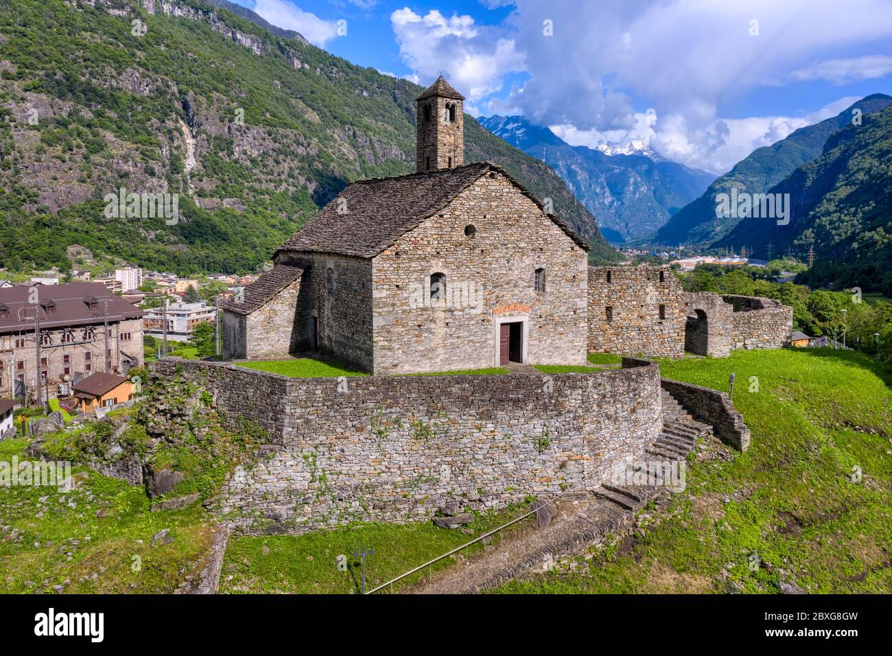 Chiesa di Santa Maria del Castello in stile romanico storico su una collina nella valle della Leventina, Giornico, Canton Ticino, Alpi svizzere, Svizzera Foto Stock