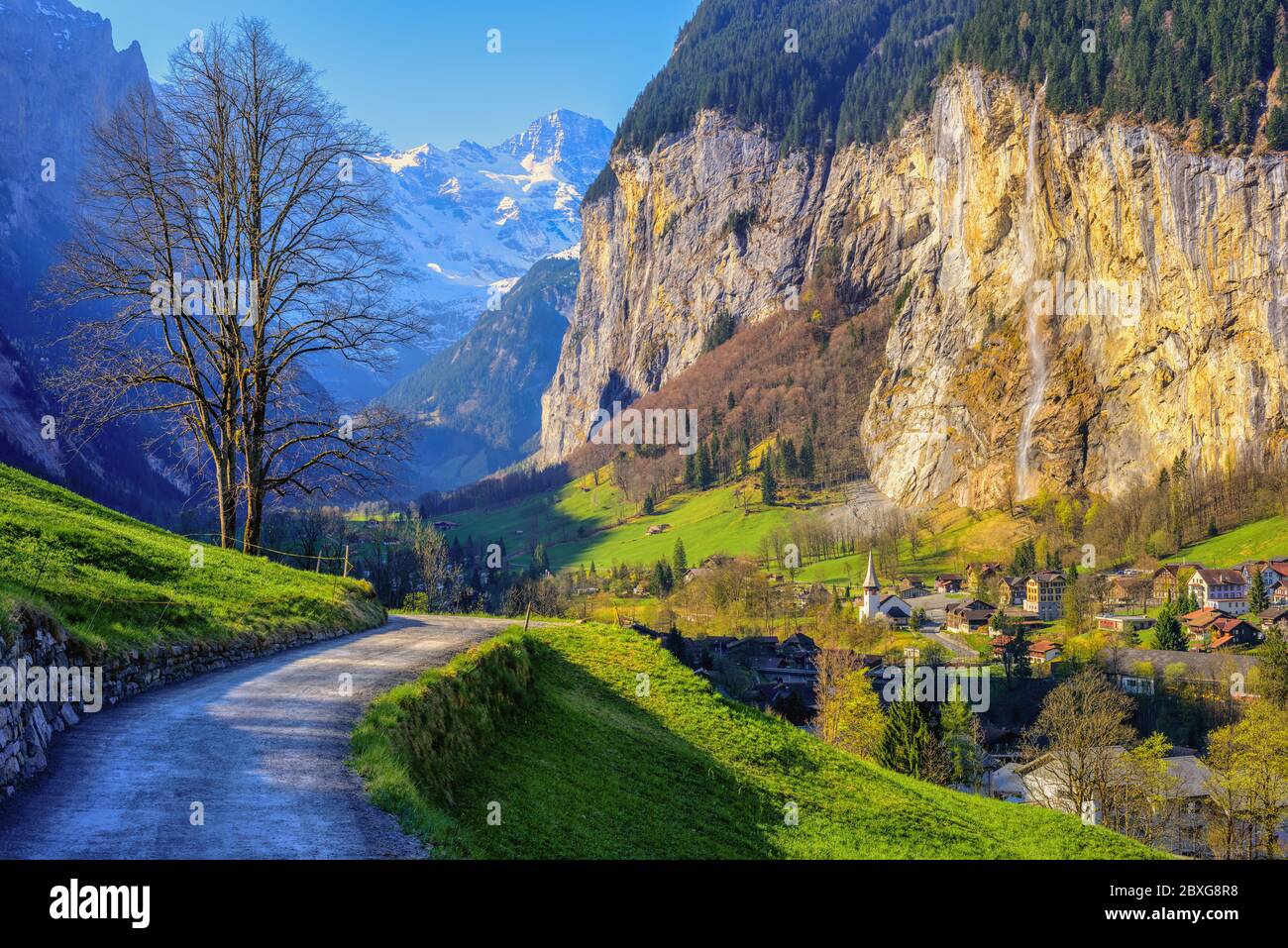 Lauterbrunnen villaggio in una valle delle Alpi svizzere, le Highlands Bernesi, regione Jungfrau, è una delle destinazioni turistiche più popolari in Swit Foto Stock