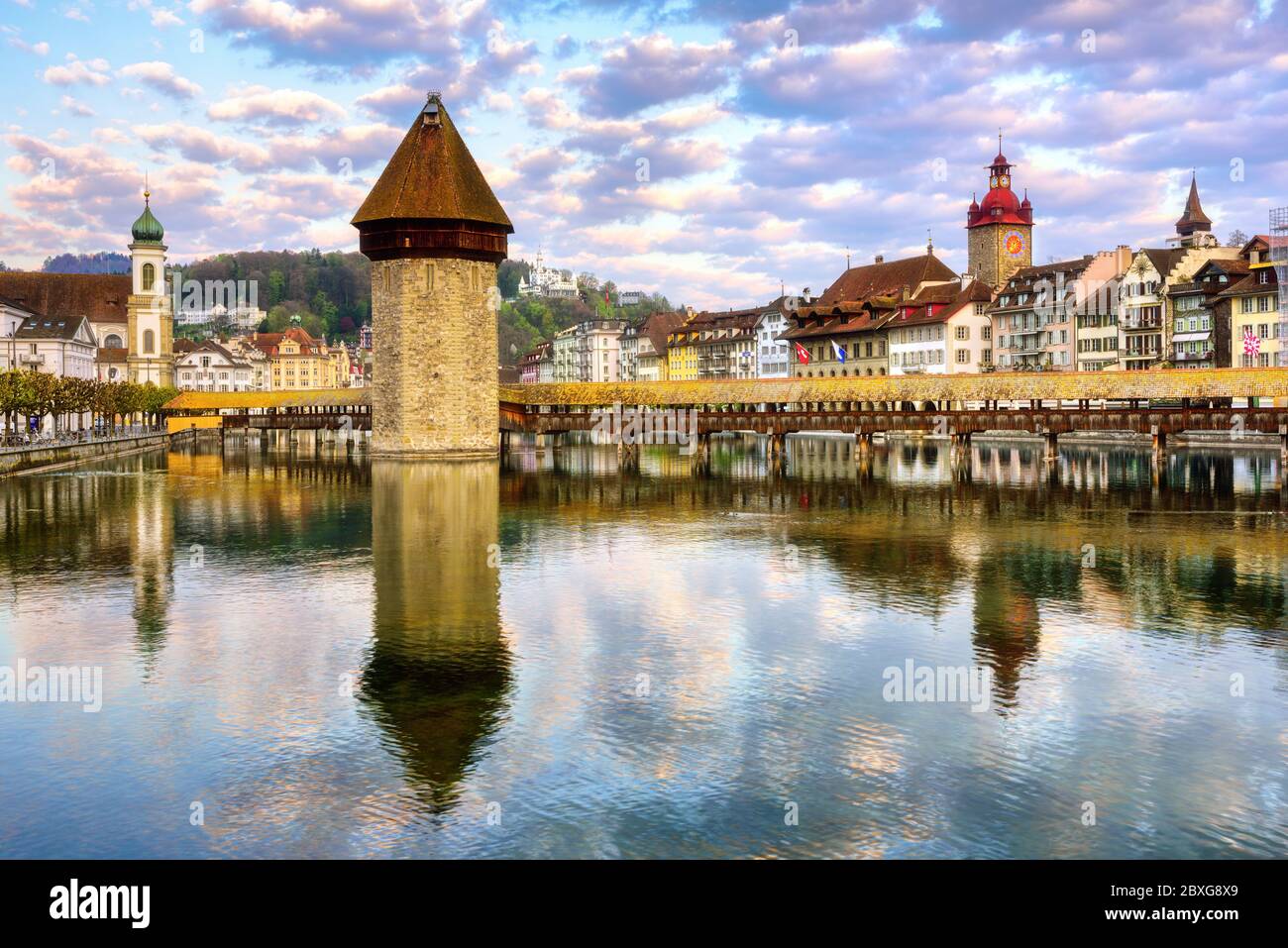 Lucerna, Svizzera, vista della città vecchia con il ponte della Cappella in legno, un simbolo storico della città Foto Stock