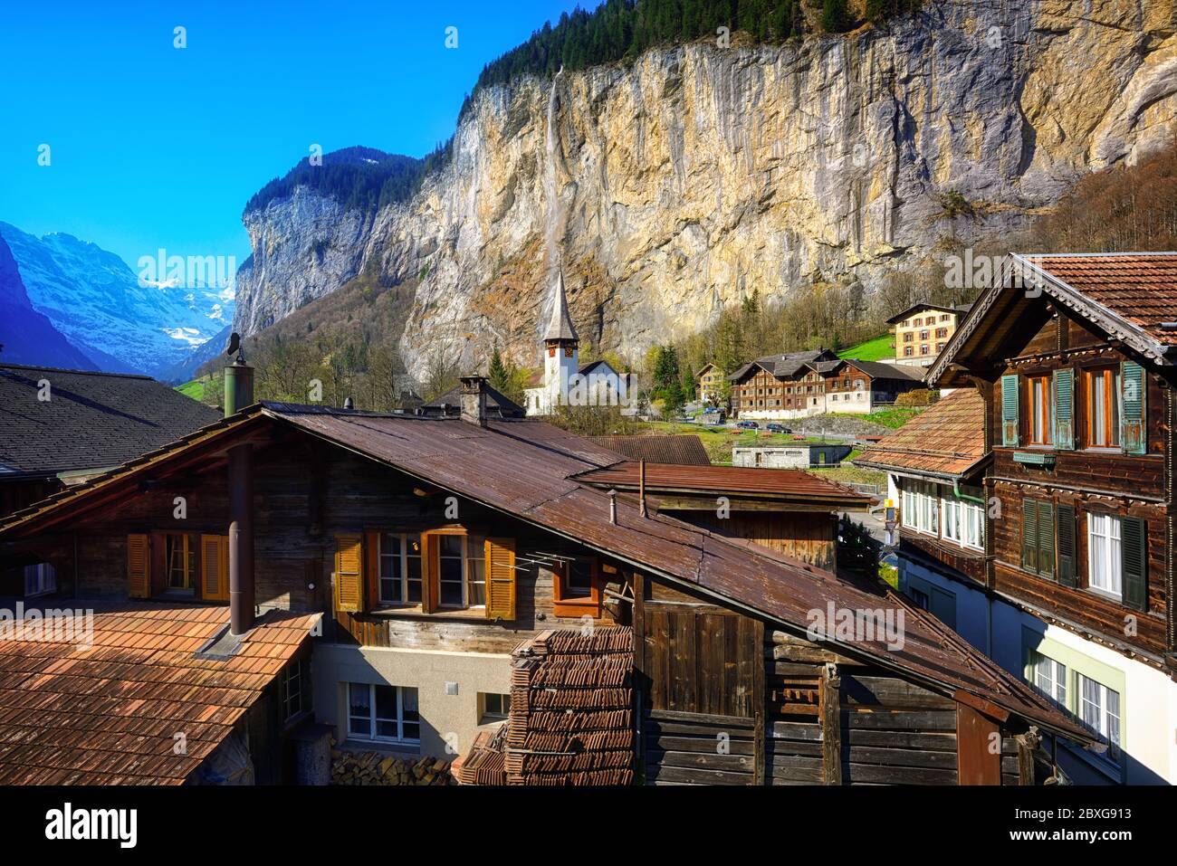Lauterbrunnen villaggio, famoso per le sue case tradizionali in legno e la spettacolare posizione in una valle nelle Alpi svizzere, è uno dei più popul Foto Stock