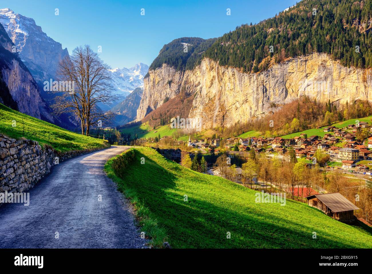 Lauterbrunnen villaggio nel Canton Berna, in una valle delle Alpi svizzere è una delle destinazioni turistiche più popolari della Svizzera Foto Stock