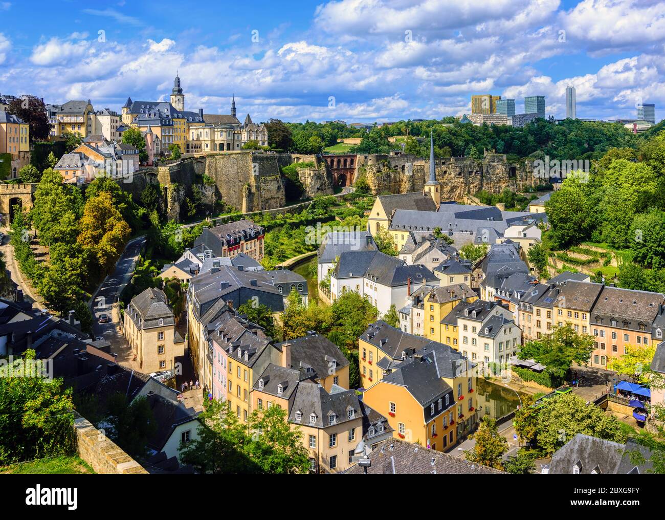 Lussemburgo, capitale del Granducato del Lussemburgo, vista della città vecchia e del quartiere di Grund in una giornata estiva soleggiata Foto Stock