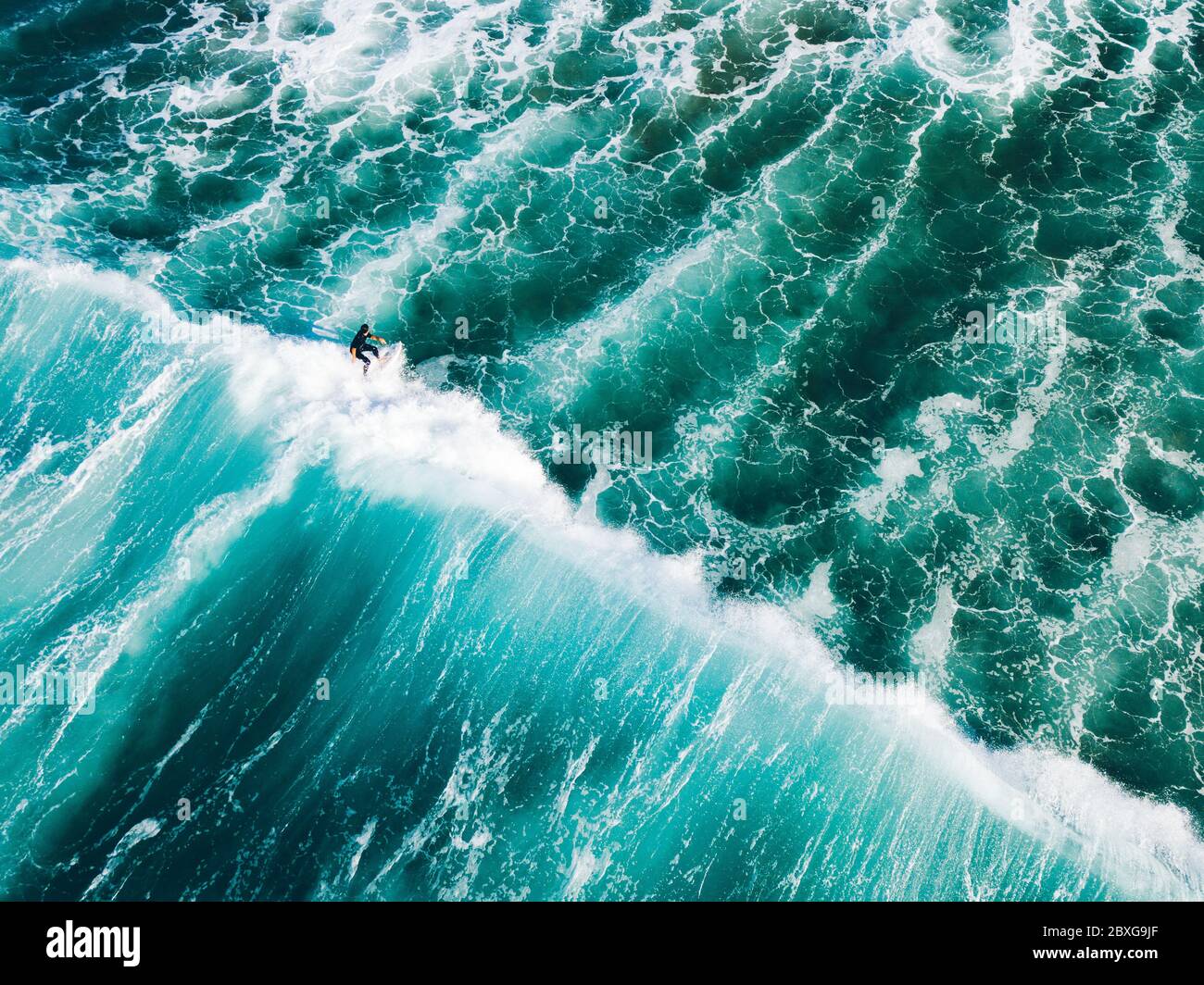 Vista aerea di un surfista sulla cresta di un'onda, Barwon Heads, Bellarine Peninsula, Victoria, Australia Foto Stock