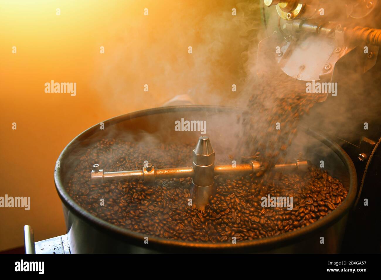 Caffè in grani tostatura in una fabbrica, Thailandia Foto Stock