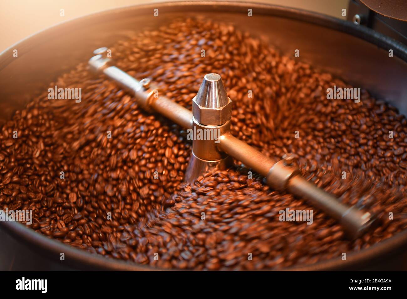 Caffè in grani tostatura in una fabbrica, Thailandia Foto Stock