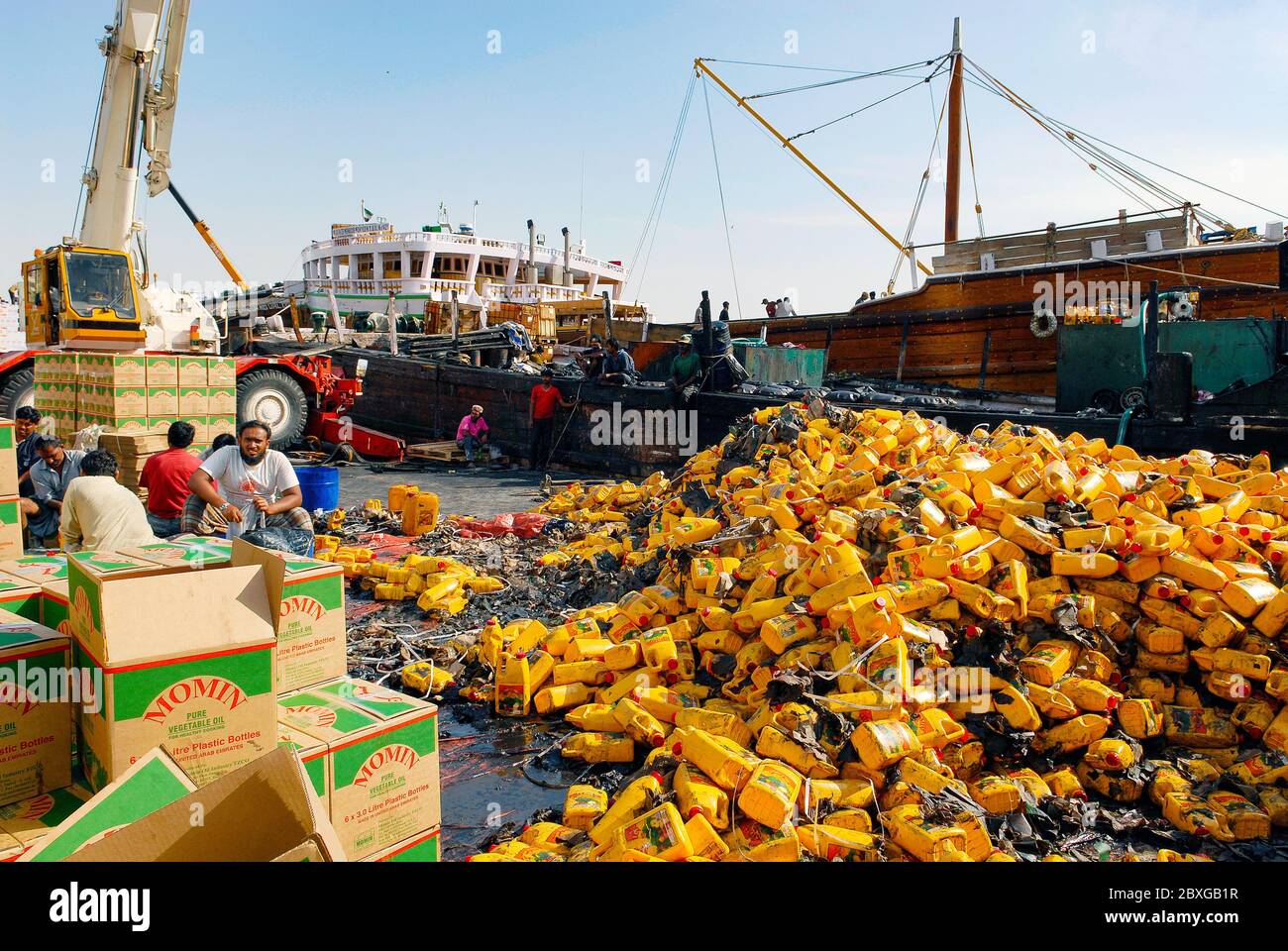 Carico e scarico di merci nel porto tradizionale di Dubai Foto Stock