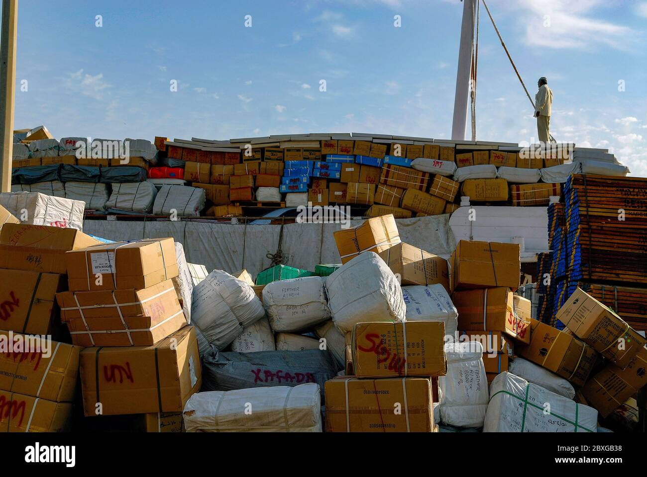 Carico e scarico di merci nel porto tradizionale di Dubai Foto Stock